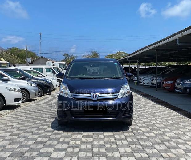 Toyota ISIS 1.8 L 4WD 2016 Blue