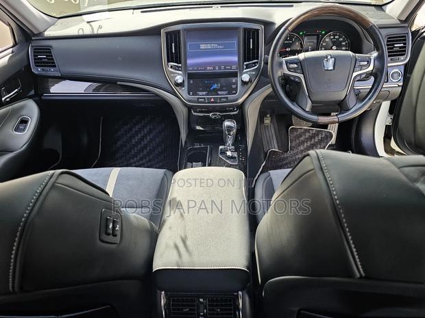 Toyota Crown 2017 Pearl