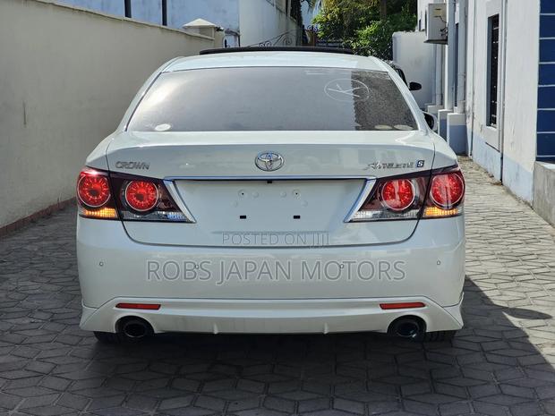 Toyota Crown 2017 Pearl