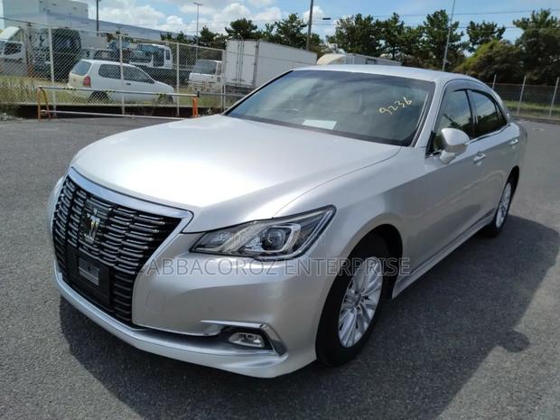 Toyota Crown 2017 Silver