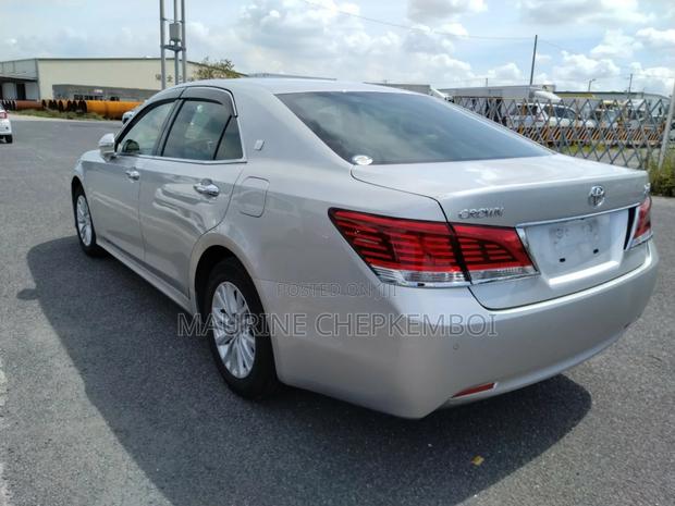 Toyota Crown 2017 Silver
