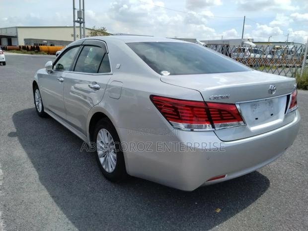 Toyota Crown 2017 Silver
