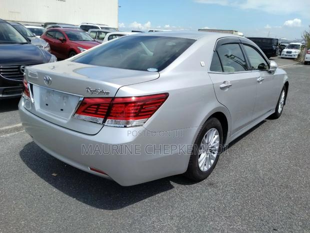 Toyota Crown 2017 Silver