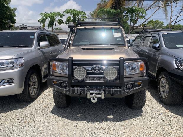 Toyota Land Cruiser 4.6 V8 GX 2018 Gold