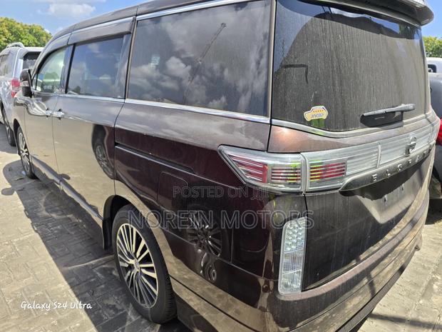 Nissan Elgrand 2017 Brown