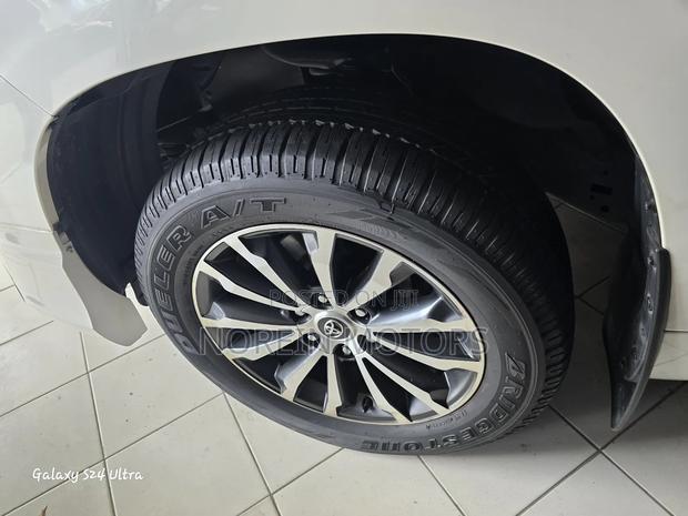 Toyota Land Cruiser Prado 2018 Off white