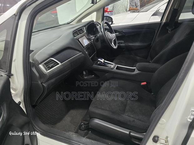 Honda Fit Shuttle 2018 Off white