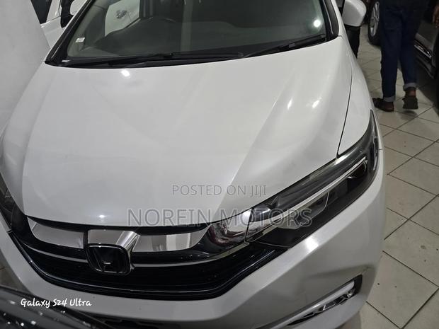 Honda Fit Shuttle 2018 Off white