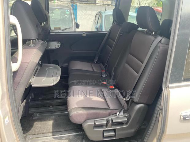 Nissan Serena 2018 Brown