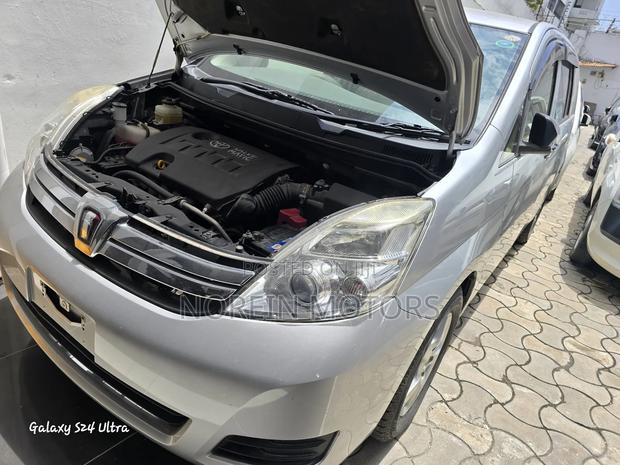 Toyota ISIS 2015 Silver