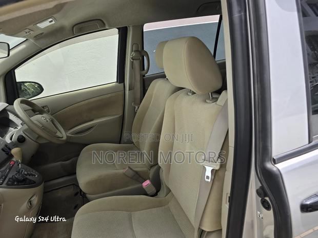 Toyota ISIS 2015 Silver