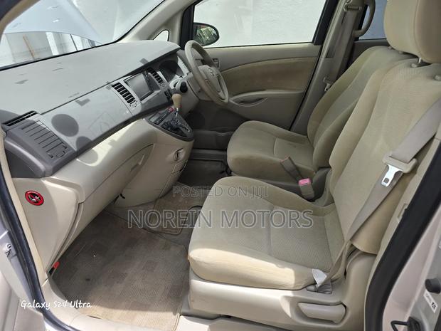 Toyota ISIS 2015 Silver