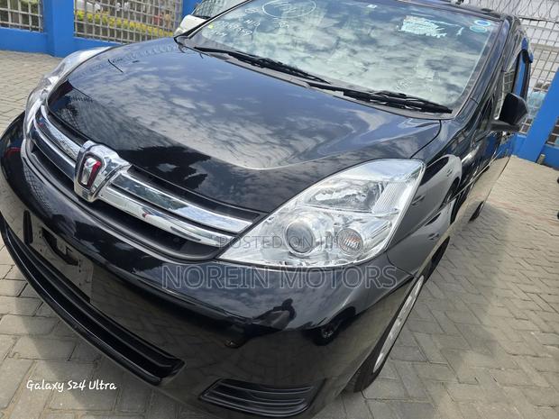 Toyota ISIS 2017 Matt Black