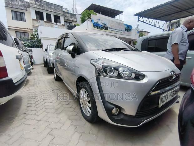 Toyota Sienta 2017 Silver