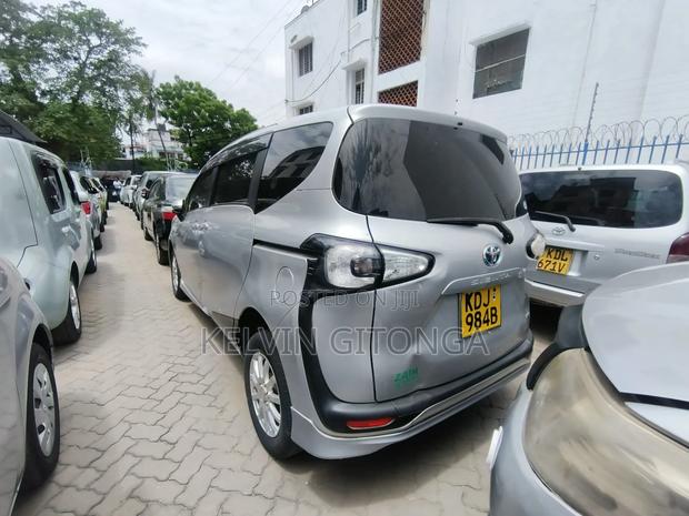 Toyota Sienta 2017 Silver