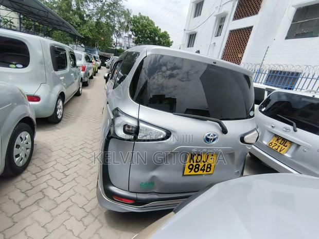 Toyota Sienta 2017 Silver