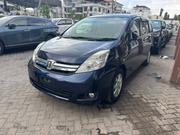Toyota ISIS 2016 Blue for sale