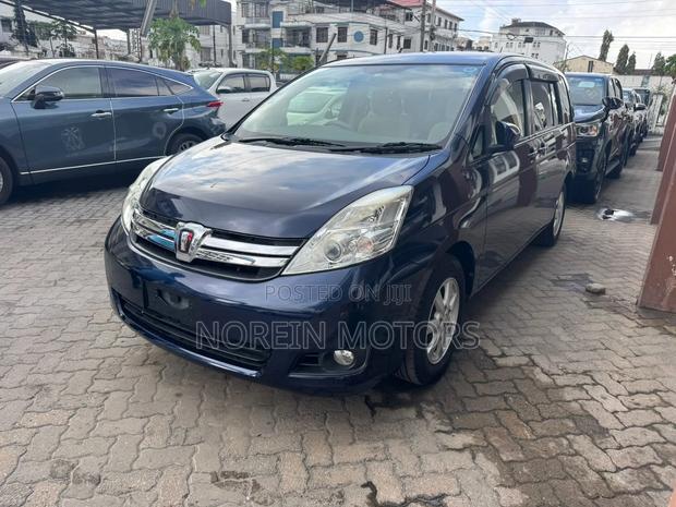 Toyota ISIS 2016 Blue