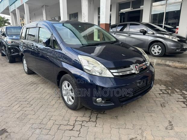 Toyota ISIS 2016 Blue
