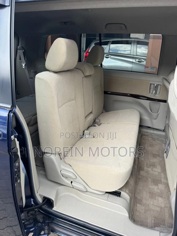 Toyota ISIS 2016 Blue