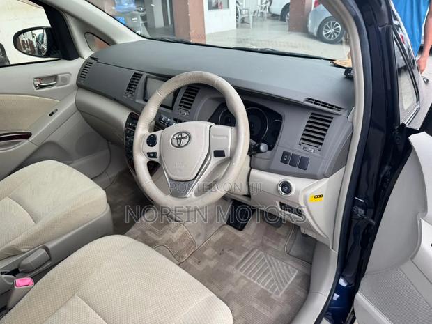 Toyota ISIS 2016 Blue