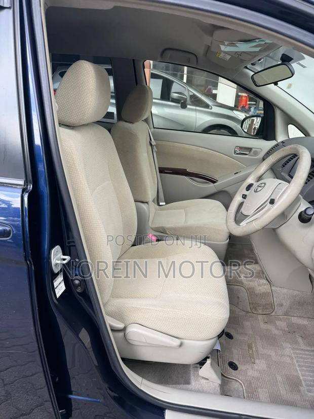 Toyota ISIS 2016 Blue
