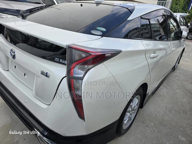 Toyota Prius 2018 Off white