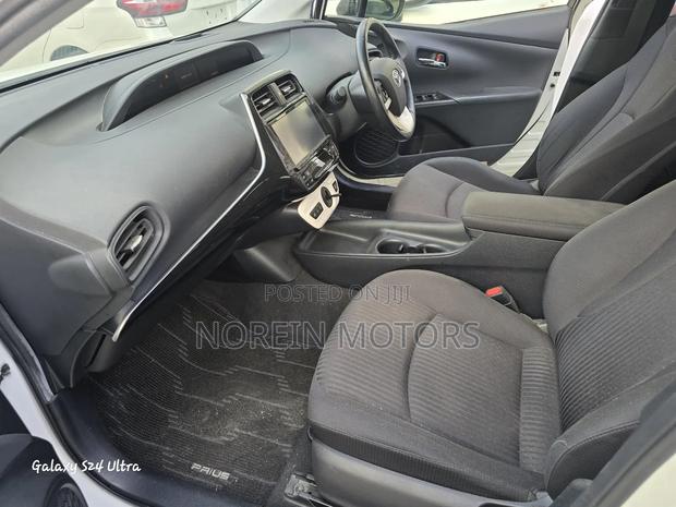 Toyota Prius 2018 Off white