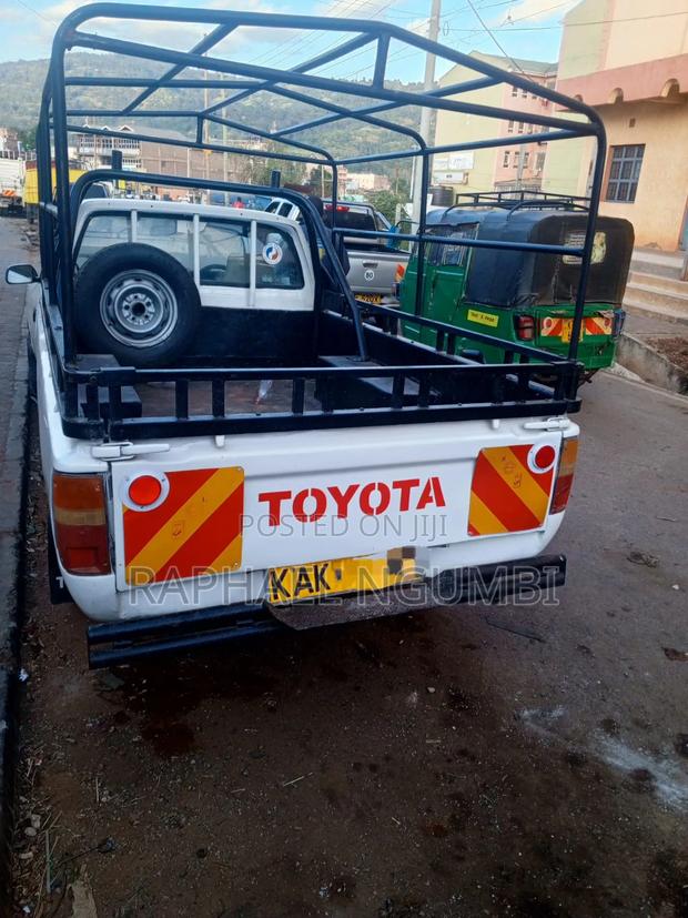 Toyota Hilux 1999 White