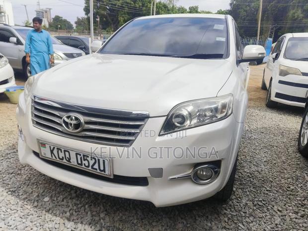 Toyota Vanguard 2012 White