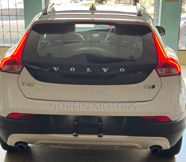 Volvo V40 2018 Off white