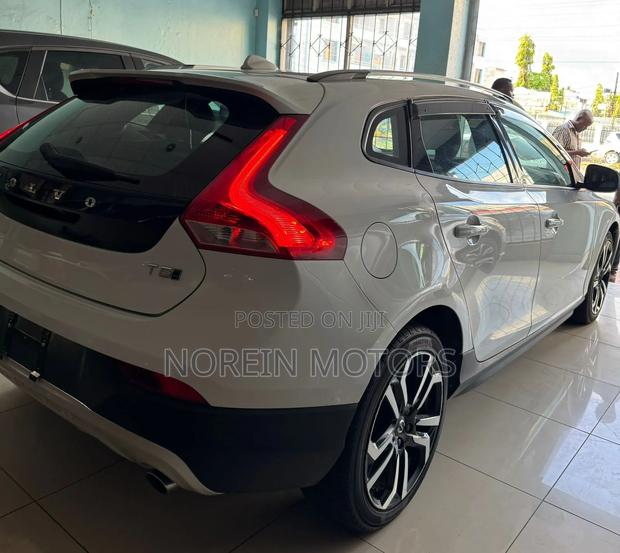 Volvo V40 2018 Off white