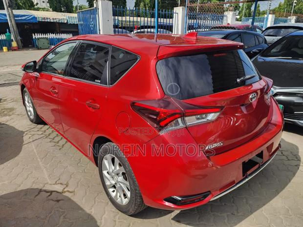 Toyota Auris 2017 Red