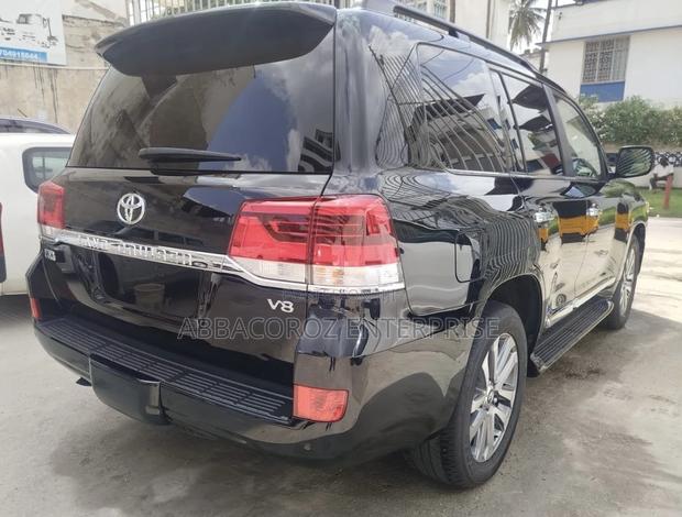 Toyota Land Cruiser 4.6 V8 ZX 2017 Black