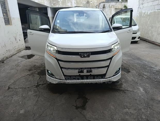 Toyota Noah 2.0 AWD (8 Seater) 2018 White