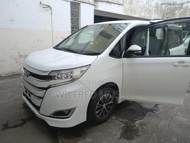 Toyota Noah 2.0 AWD (8 Seater) 2018 White