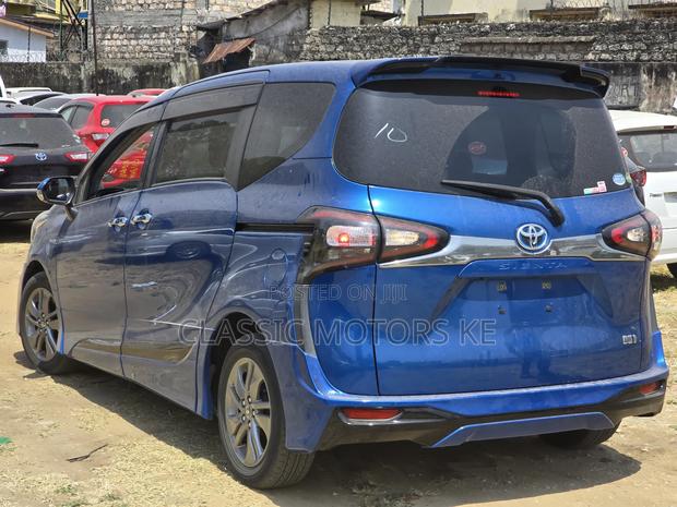 Toyota Sienta 1.5 Hybrid FWD (6-seater) 2018 Blue