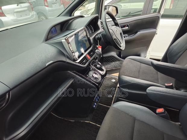 Toyota Noah 2018 White