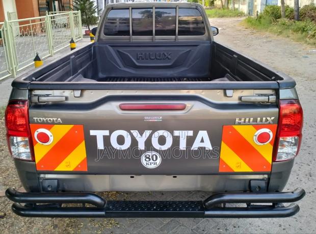 Toyota Hilux 2024 Brown