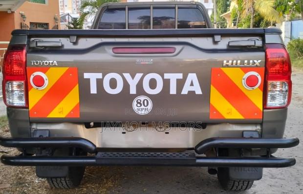 Toyota Hilux 2024 Brown