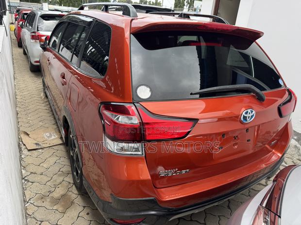 Toyota Corolla Fielder 1.5 Hybrid FWD 2018 Orange