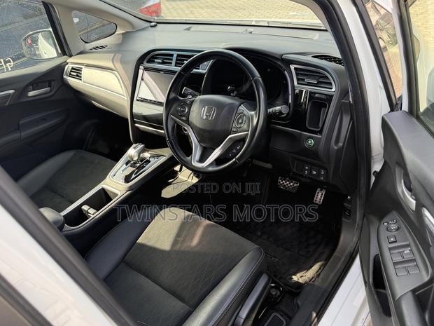 Honda Fit Shuttle 1.5 Hybrid 2WD 2018 Pearl