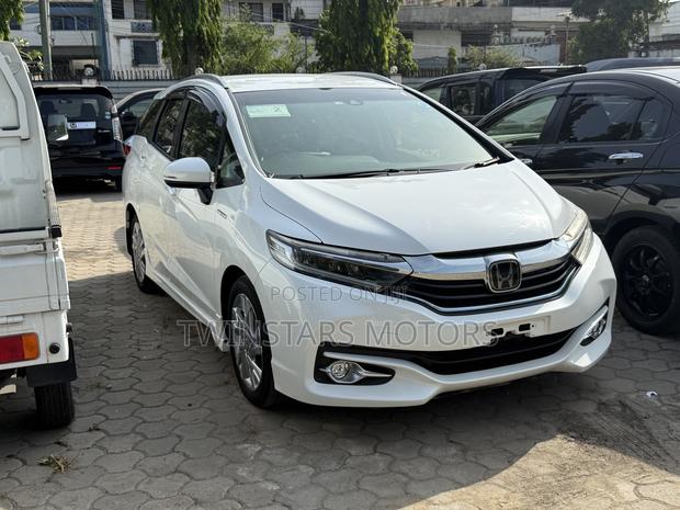 Honda Fit Shuttle 1.5 Hybrid 2WD 2018 Pearl