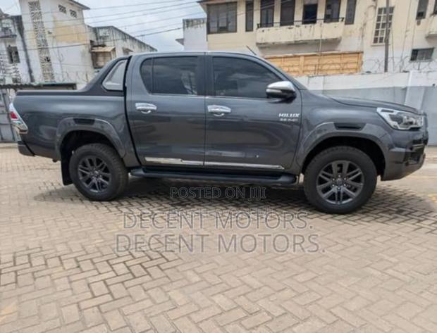 Toyota Hilux 2018 Black