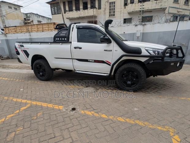 Toyota Hilux 2018 White