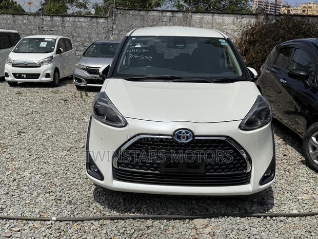 Toyota Sienta 1.5 Hybrid FWD (6-seater) 2019 White