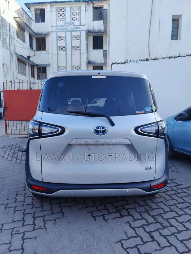 Toyota Sienta 2019 Silver