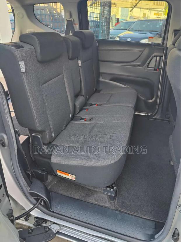 Toyota Sienta 2019 Silver