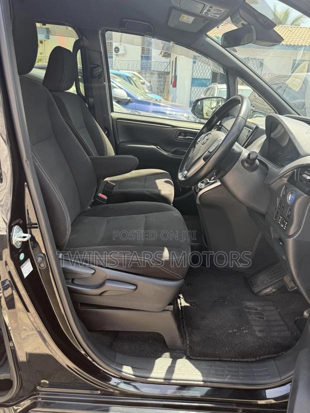 Toyota Esquire 1.8 FWD Hybrid (7 seater) 2018 Black