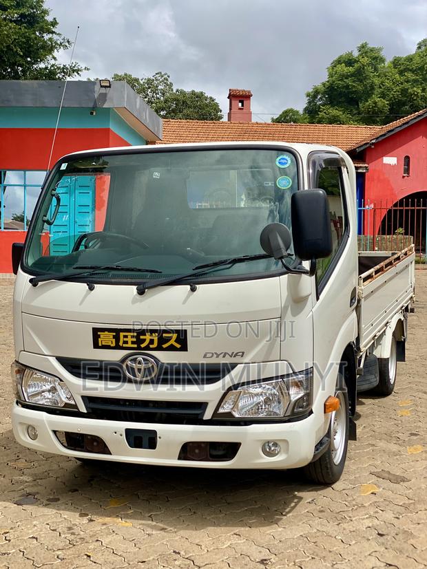 Toyota Dyna 2017 White